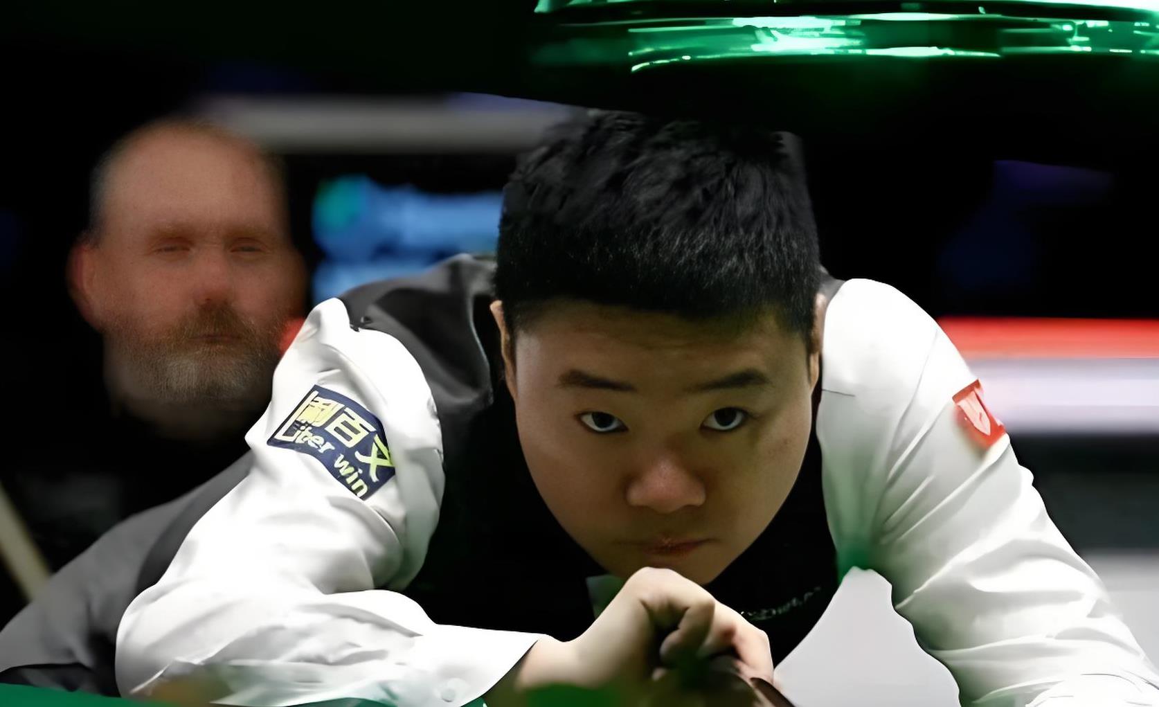 开云体育官网-丁俊晖在比赛中受伤退赛，国米主帅表示担忧(丁俊晖回国了没有)