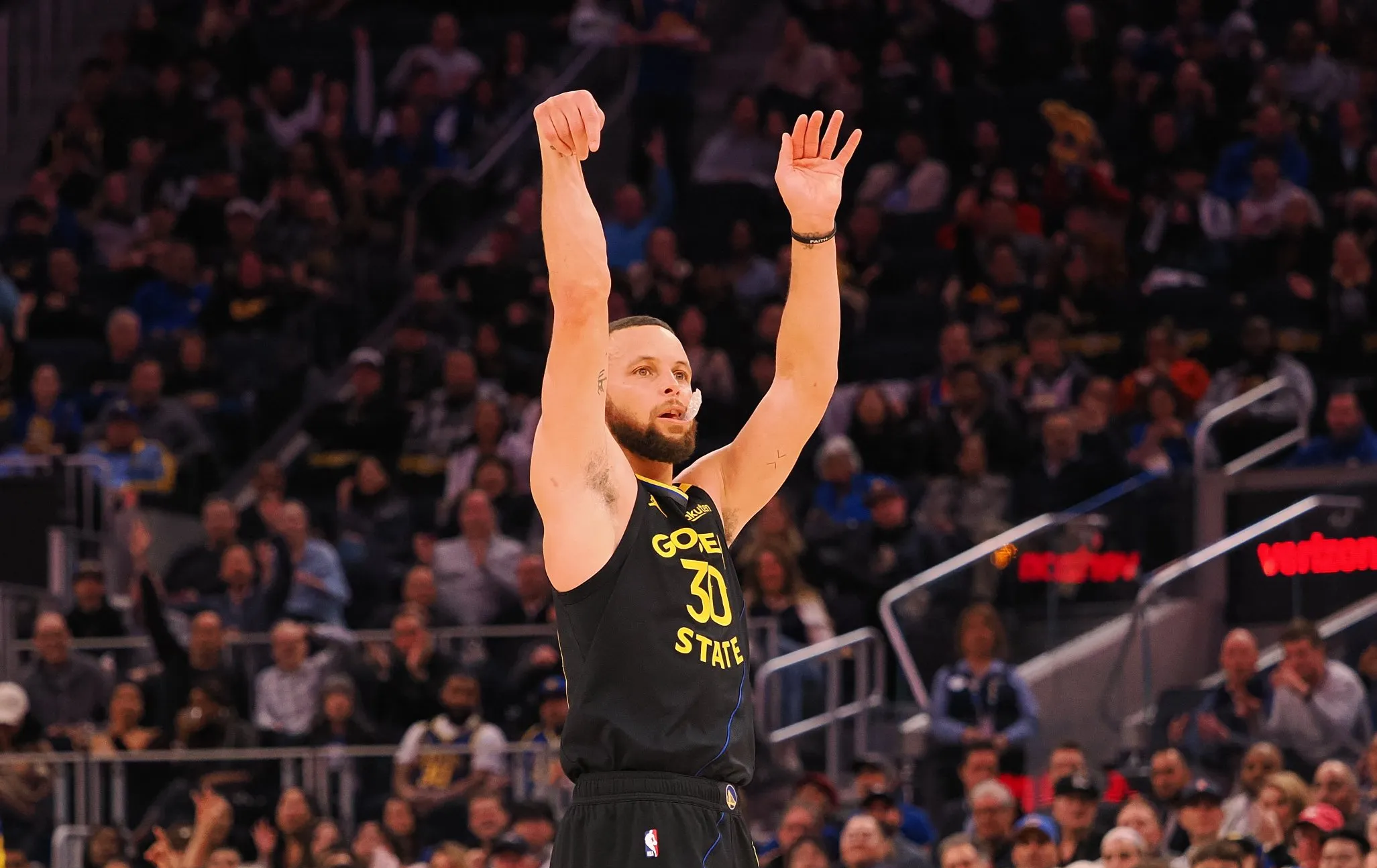 kaiyun- 库里重返赛场，败北首场状态出色，法国队观众沸腾！全场沸腾不已